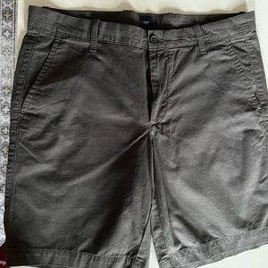 NWOT GAP Men’s  flat front shorts , new without tags . Size 36